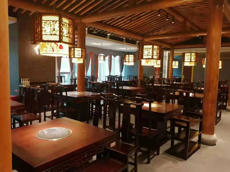 西安博菲克工人安裝實(shí)木火鍋?zhàn)?jpg