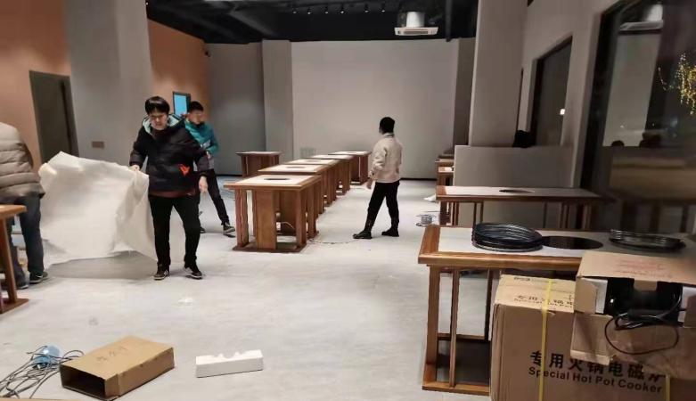 銀川某火鍋店火鍋餐桌安裝現(xiàn)場.jpg