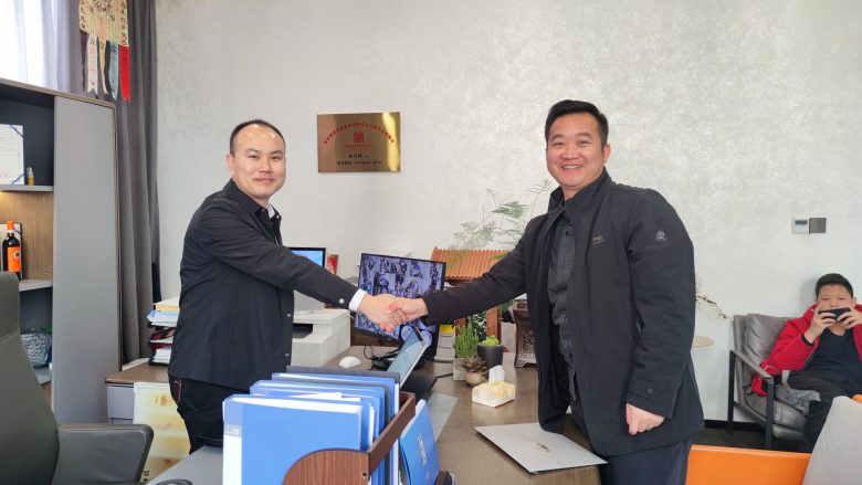 萬(wàn)總與西安博菲克酒店家具廠總經(jīng)理?xiàng)钚俏帐趾嫌?jpg